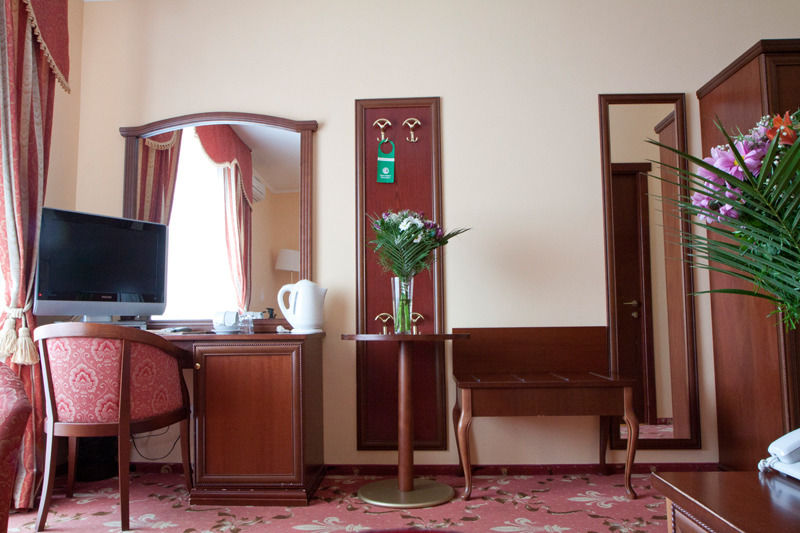 Royal Sun Geneva Hotel Truskavets Eksteriør billede